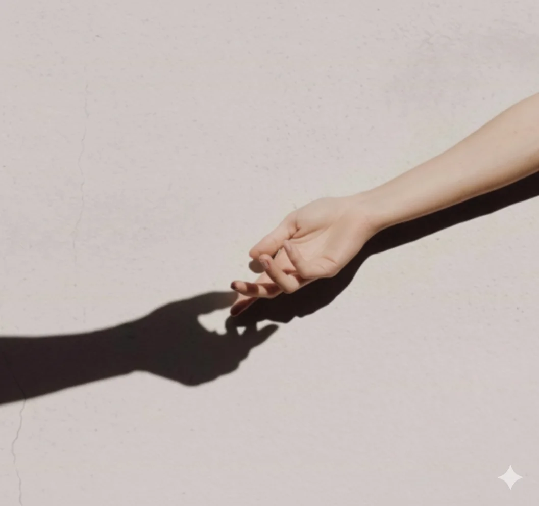 Persona vestita a righe dipinge muro